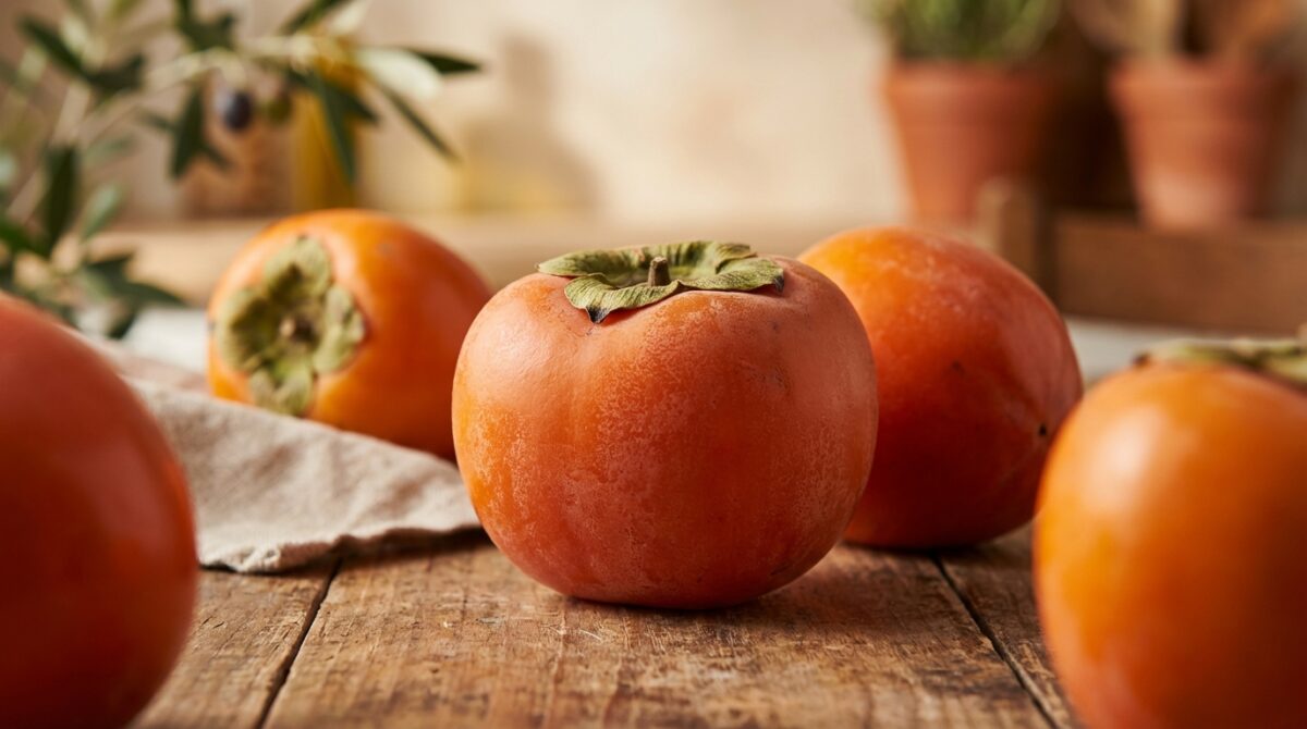 scopri i 5 benefici del cachi e perché dovresti includerlo più spesso nella tua dieta per migliorare la salute e il benessere.