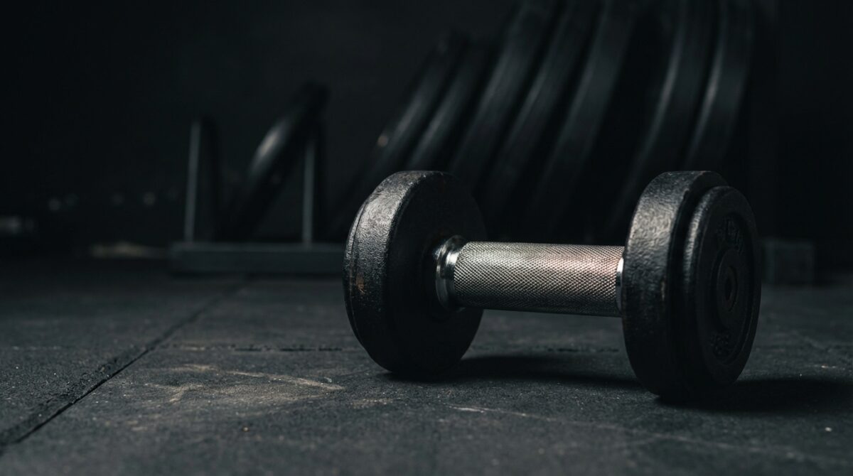 scopri perché l'allenamento con i pesi non sempre porta a muscoli più forti, secondo le ultime ricerche scientifiche. approfondimenti su forza e crescita muscolare.