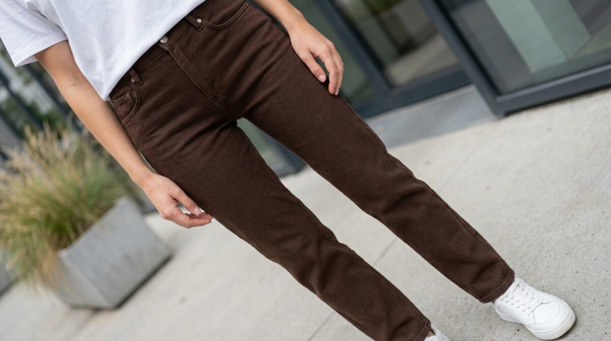 scopri il colore di jeans perfetto che conquisterà il 2026: né blu, né nero, né grigio, ma una tonalità versatile che si abbina a tutto per uno stile sempre alla moda.